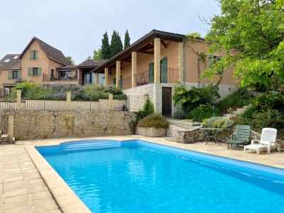 Maison de village spacieuse avec une piscine chauffée et un jardin