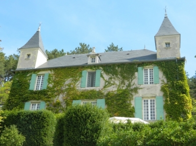 Attractive manoir with guest cottage, swimming pool and 1.9ha