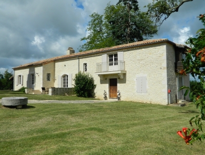 Superbly located manoir with guest cottage, swimming pool and 6ha