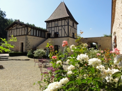 Restored 16th century chateau with 2 swimming pools, stables, tennis court and 10ha