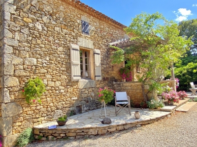 Superbly renovated 5 bedroom farmhouse with traditional outbuildings and swimming pool