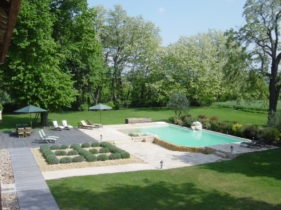 Beau manoir du XIVème siècle avec piscine et jardin