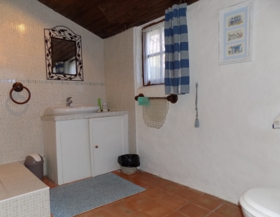Attractive three bedroom cottage with courtyard