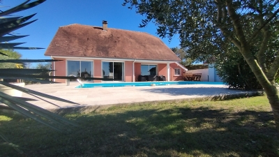 Maison de campagne moderne avec une piscine, une écurie et 4,3 ha