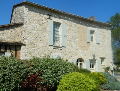 Maison de village du XIXème siècle magnifiquement restaurée avec un garage, une piscine et un jardin