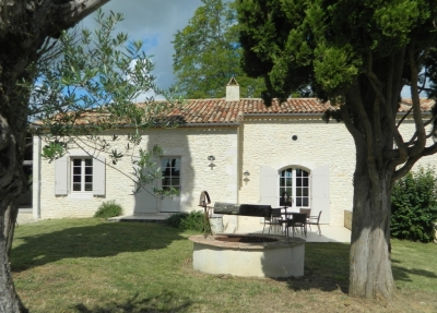 Superbly located manoir with guest cottage, swimming pool and 6ha