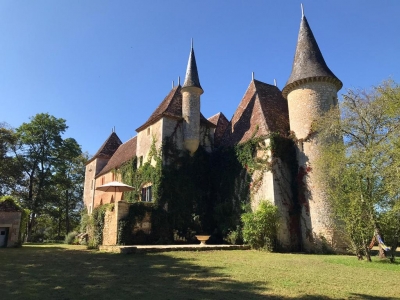 Château du XVIIème siècle superbement situé avec deux cottages, des dépendances traditionnelles et 8 ha