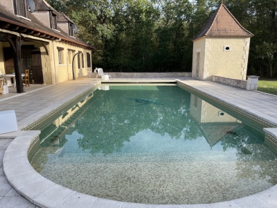Jolie maison de style périgourdin avec une piscine et 4,5 ha